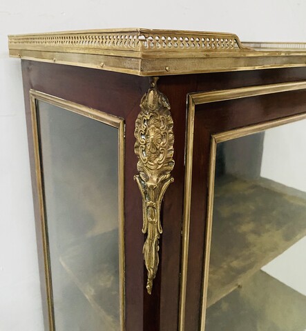 élégante Vitrine de style Louis XV en acajou et bronze . XX siècle .