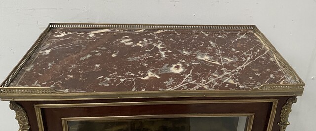 élégante Vitrine de style Louis XV en acajou et bronze . XX siècle .