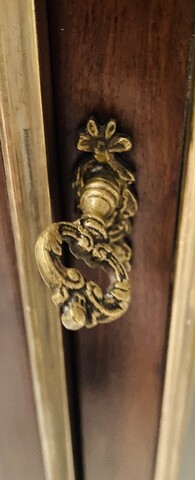 élégante Vitrine de style Louis XV en acajou et bronze . XX siècle .