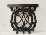 élément architectural en chêne massif finement sculpté avec blason .XVIIIsiècle.