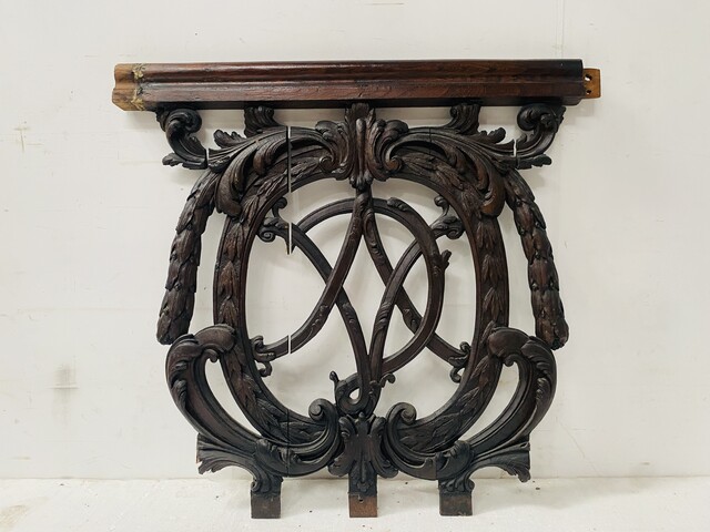 élément architectural en chêne massif finement sculpté avec blason .XVIIIsiècle.