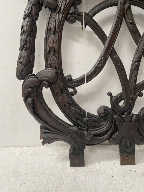 élément architectural en chêne massif finement sculpté avec blason .XVIIIsiècle.