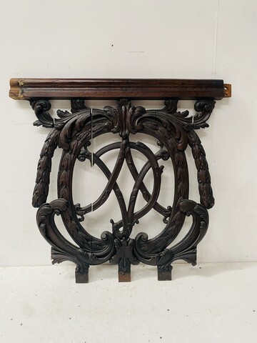 élément architectural en chêne massif finement sculpté avec blason .XVIIIsiècle.