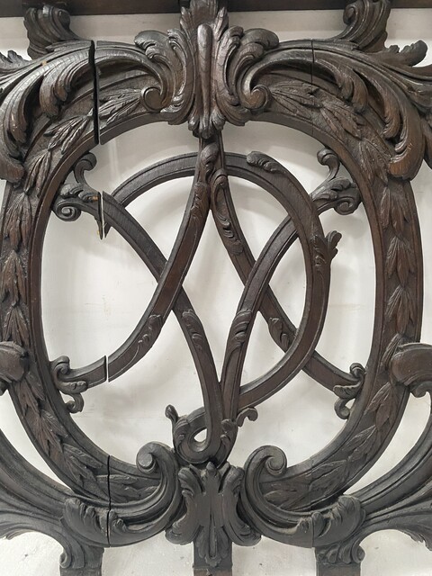 élément architectural en chêne massif finement sculpté avec blason .XVIIIsiècle.
