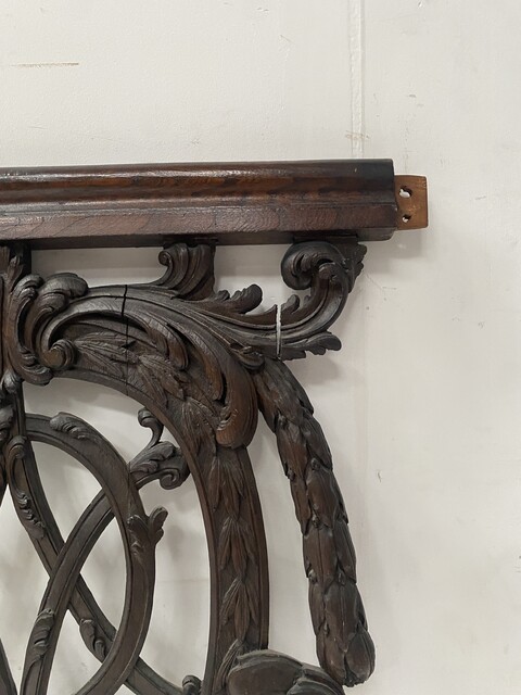 élément architectural en chêne massif finement sculpté avec blason .XVIIIsiècle.