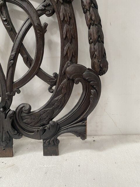 élément architectural en chêne massif finement sculpté avec blason .XVIIIsiècle.