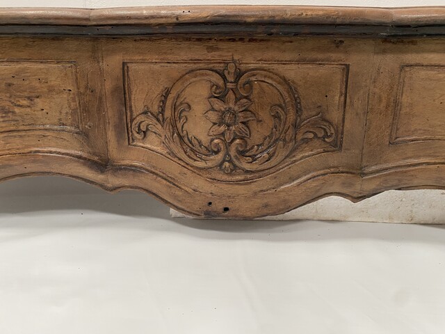 éléments de Cheminée époque Louis XV en Fresnes . XV siècle .