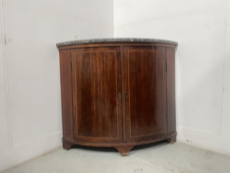 encoignure demi lune en placage d'acajou marqueté de filets clairs . XIX siècle.