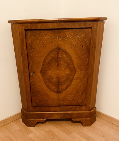 encoignure en noyer et placage de noyer dessus bois . XIX siècle.