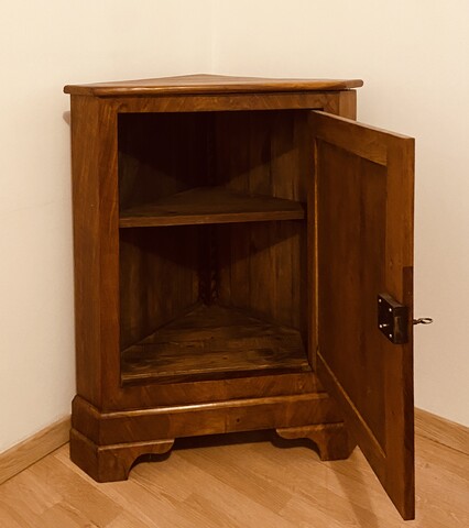 encoignure en noyer et placage de noyer dessus bois . XIX siècle.