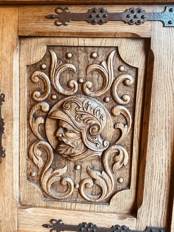 enfilade de style Renaissance en chêne massif richement sculpté . XX siècle.