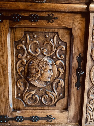 enfilade de style Renaissance en chêne massif richement sculpté . XX siècle.