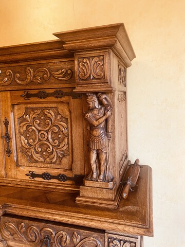 enfilade de style Renaissance en chêne massif richement sculpté . XX siècle.