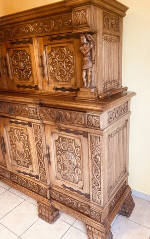 enfilade de style Renaissance en chêne massif richement sculpté . XX siècle.