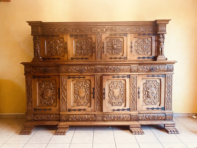 enfilade de style Renaissance en chêne massif richement sculpté . XX siècle.