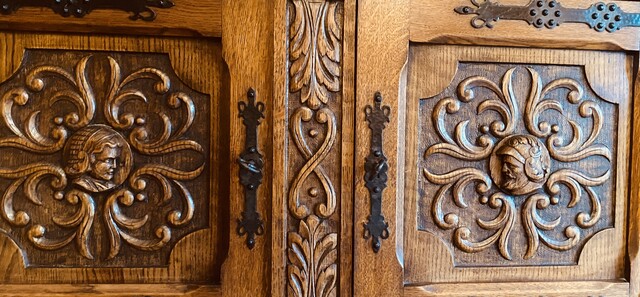 enfilade de style Renaissance en chêne massif richement sculpté . XX siècle.