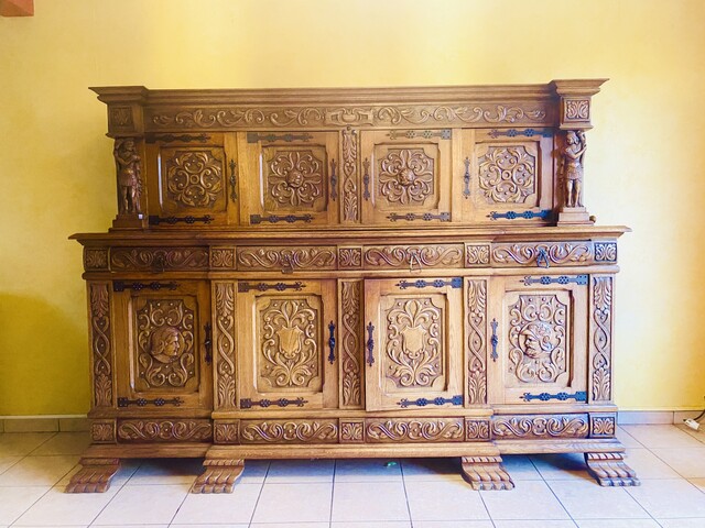 enfilade de style Renaissance en chêne massif richement sculpté . XX siècle.