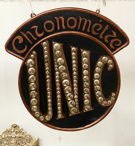 enseigne publicitaire de la marque UNIC en stuc patiné et miroir . XX siècle .