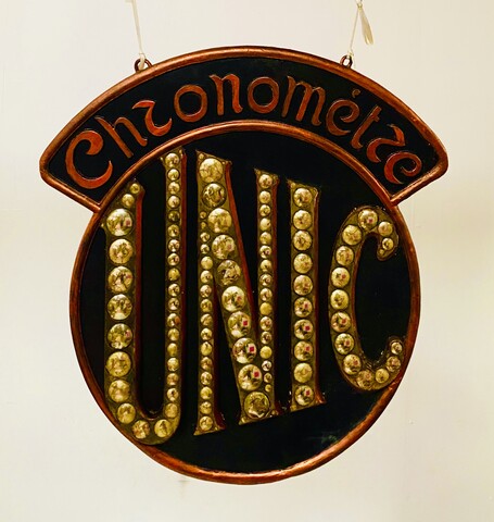 enseigne publicitaire de la marque UNIC en stuc patiné et miroir . XX siècle .