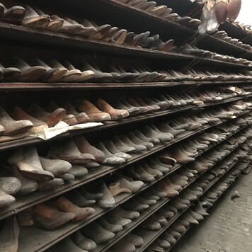 ensemble de sept mile moule de pieds bois et fer . XX Siècle .