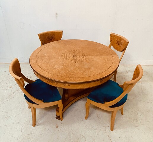 ensemble d'une table et chaises style Charles X  en bois clair et marqueterie