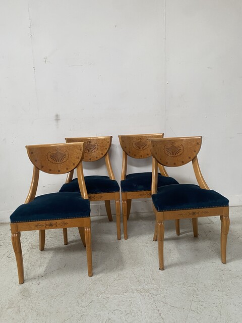 ensemble d'une table et chaises style Charles X  en bois clair et marqueterie