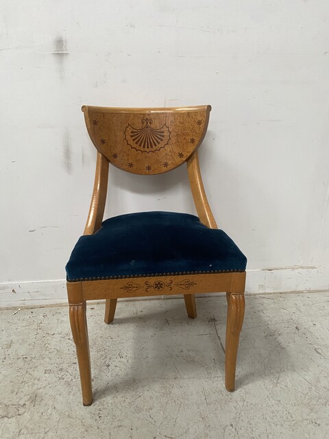 ensemble d'une table et chaises style Charles X  en bois clair et marqueterie