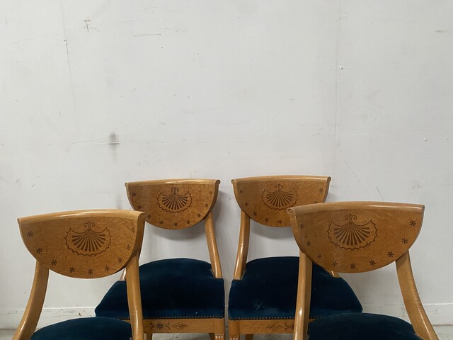 ensemble d'une table et chaises style Charles X  en bois clair et marqueterie