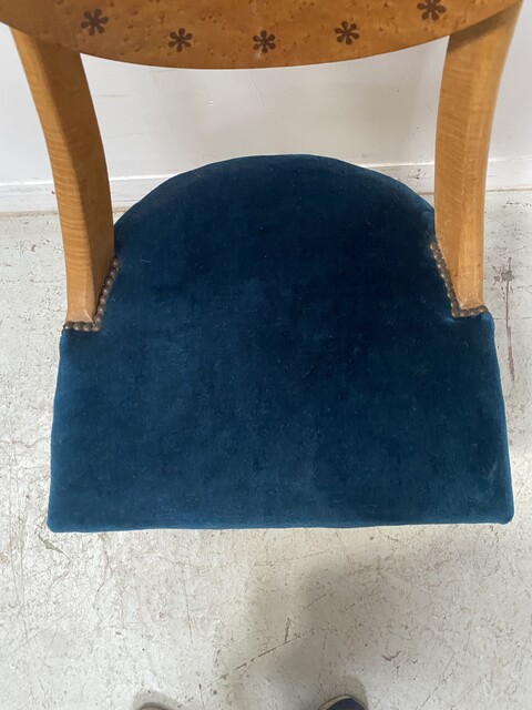 ensemble d'une table et chaises style Charles X  en bois clair et marqueterie