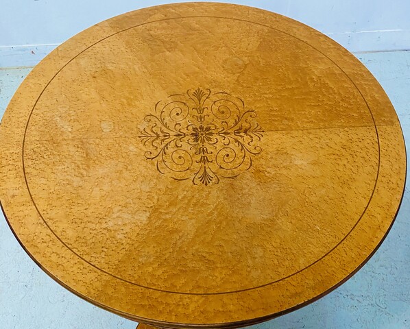 ensemble d'une table et chaises style Charles X  en bois clair et marqueterie
