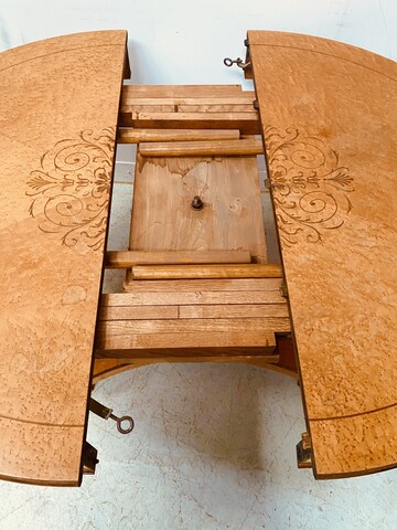 ensemble d'une table et chaises style Charles X  en bois clair et marqueterie