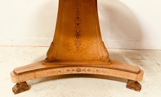 ensemble d'une table et chaises style Charles X  en bois clair et marqueterie