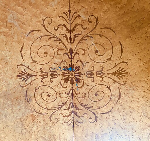 ensemble d'une table et chaises style Charles X  en bois clair et marqueterie