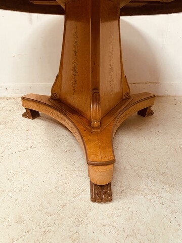 ensemble d'une table et chaises style Charles X  en bois clair et marqueterie