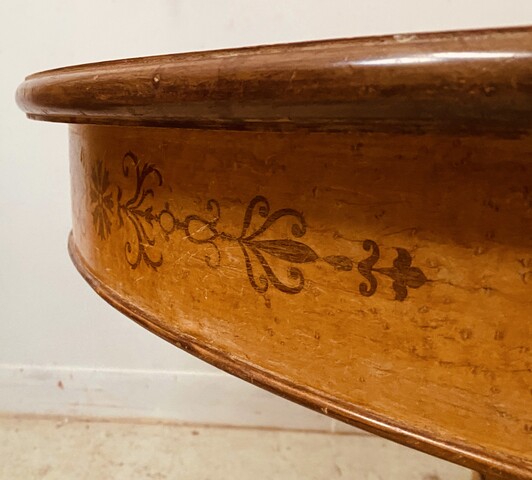 ensemble d'une table et chaises style Charles X  en bois clair et marqueterie