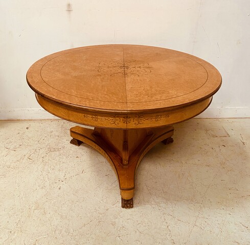 ensemble d'une table et chaises style Charles X  en bois clair et marqueterie