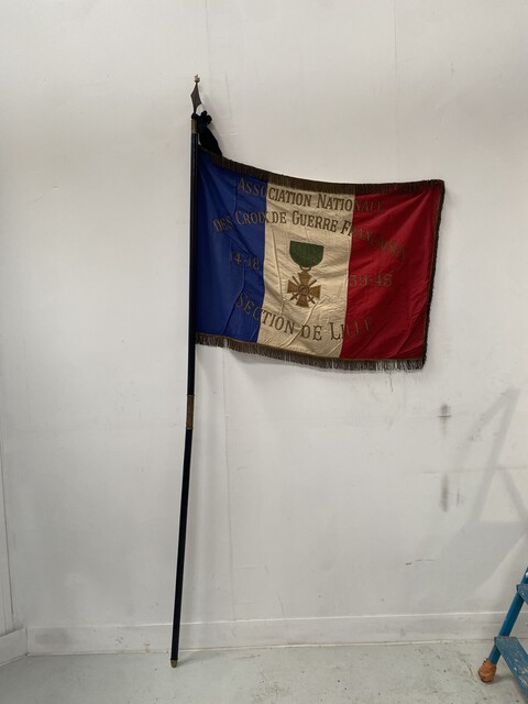 étendard de l'association croix de guerre française de Lille . XX siècle .