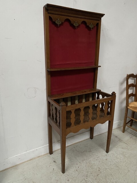  etimier picard louis XV bois naturel finement sculptée bon état . XVIII siècle.