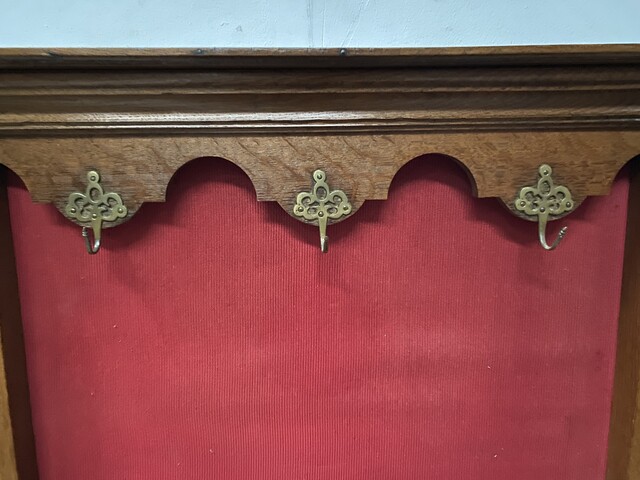  etimier picard louis XV bois naturel finement sculptée bon état . XVIII siècle.