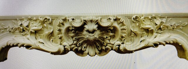 exceptionnel bandeau de cheminée Louis XV en marbre de Carrare . XIX siècle .