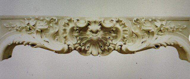 exceptionnel bandeau de cheminée Louis XV en marbre de Carrare . XIX siècle .