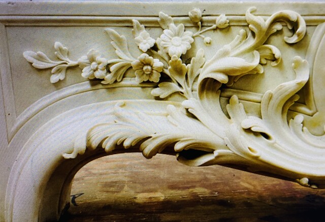 exceptionnel bandeau de cheminée Louis XV en marbre de Carrare . XIX siècle .