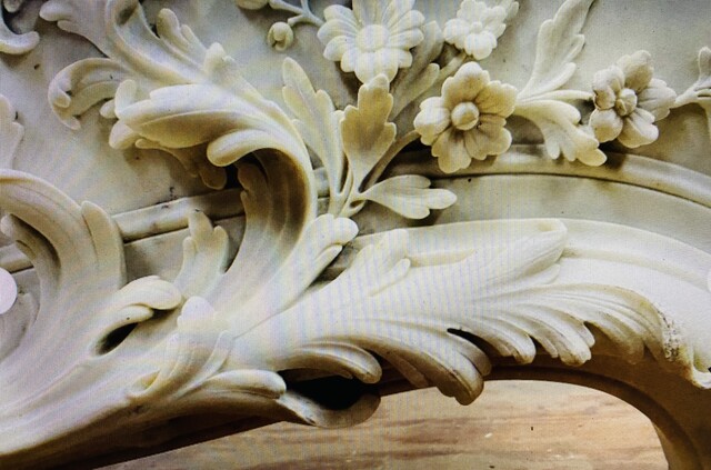 exceptionnel bandeau de cheminée Louis XV en marbre de Carrare . XIX siècle .