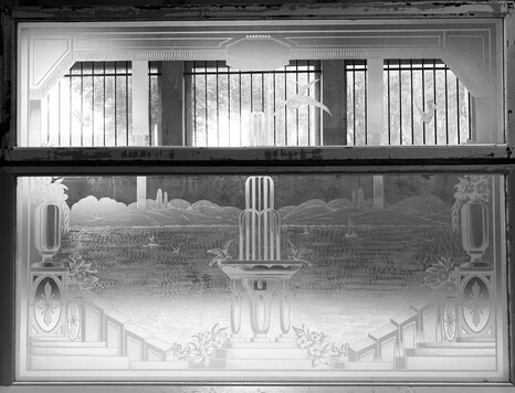 exceptionnel panneau en verre grave décor floral fontaine oiseaux . XX siècle .