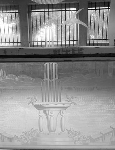 exceptionnel panneau en verre grave décor floral fontaine oiseaux . XX siècle .