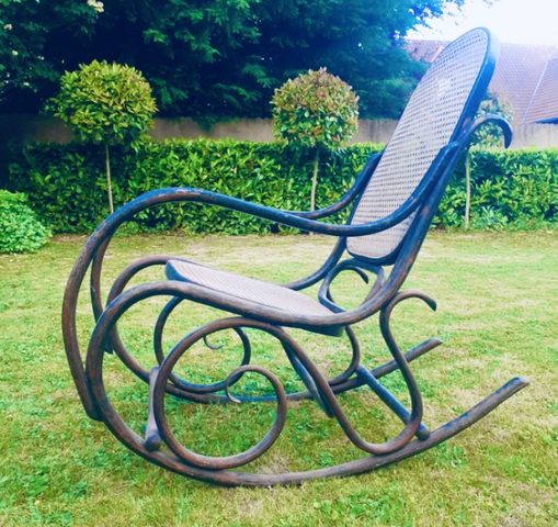 Fauteuil à bascule Rocking-chair fauteuil à bascule en bois courbé . XX siècle .