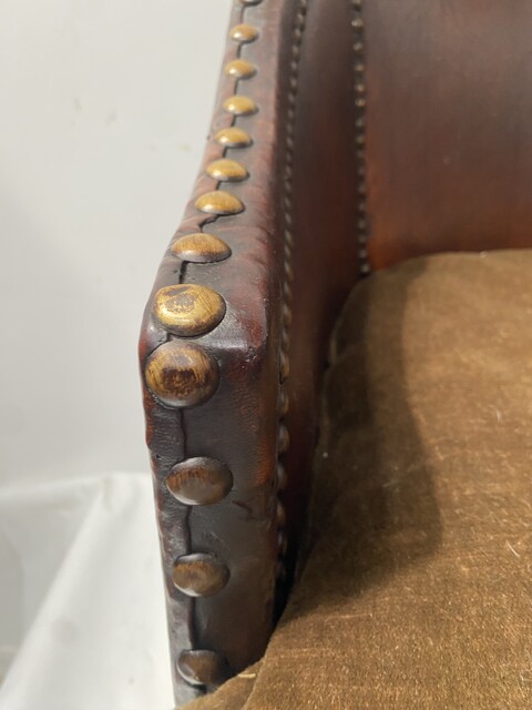 fauteuil club art déco assises tissus dossier recouvrement cuir . XX siècle .