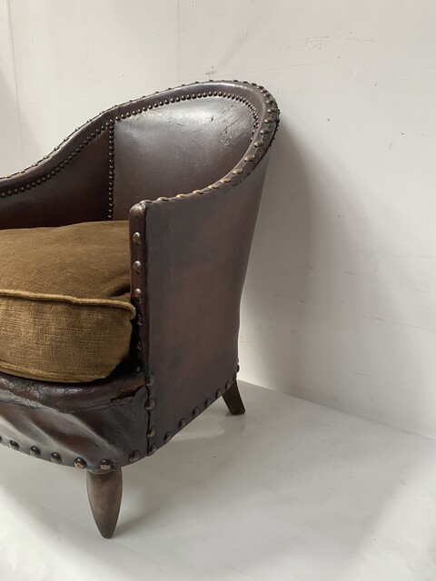 fauteuil club art déco assises tissus dossier recouvrement cuir . XX siècle .