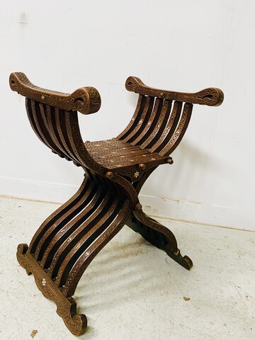 fauteuil curule de type syrien en bois sculpté et incrustation . XIX siècle.