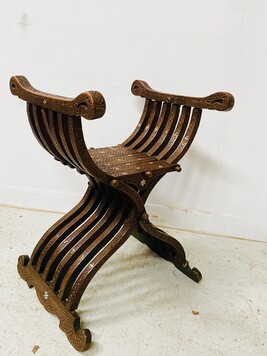 fauteuil curule de type syrien en bois sculpté et incrustation . XIX siècle.